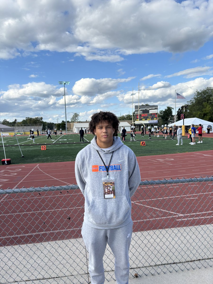 Had a great game day visit with <a href="/valpoufootball/">Valpo Football</a>! It was a great experience along with a beautiful campus. Thank you to <a href="/CoachGeiger_/">Coach TG</a> &amp; <a href="/CoachFeltrop/">Zach Feltrop</a> for making this possible !

<a href="/wes_schroeder/">Wes Schroeder</a> <a href="/AllenTrieu/">Allen Trieu</a> <a href="/Hopefit1/">Hopefit</a> <a href="/270Gridiron/">270 Gridiron 🏈</a>