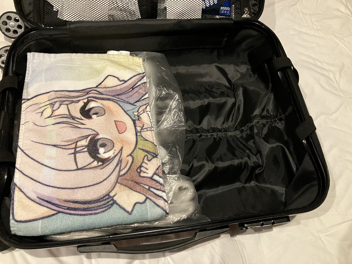 alvions's tweet photo. あえて 空けた
からっぽの片隅
お土産を入れるんだ 絶対 https://t.co/hacKvykmOh