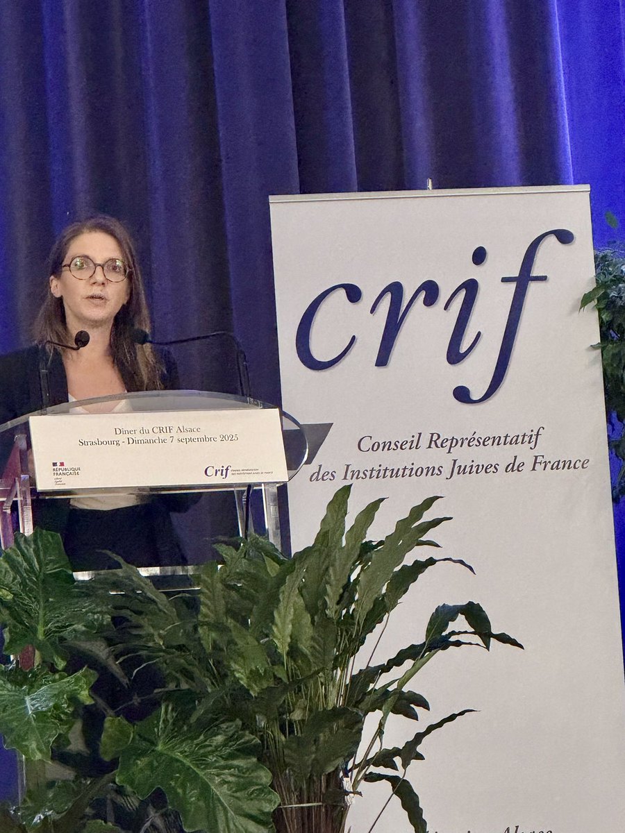KlinkertBrigitt's tweet photo. J’ai participé ce soir au dîner du CRIF Alsace, désormais présidé par Sophie Cohen-Elbaz, à la suite de Pierre Haas.

Merci à @auroreberge qui, aux côtés du Président du @Le_CRIF @Yonathan_Arfi  a rappelé l'importance de notre engagement commun contre la haine antisémite.

Ensemble, nous devons continuer à défendre les valeurs de fraternité, de respect et d’égalité qui sont le socle de notre République.

Ma présence était un témoignage clair et simple :
👉 Les Juifs ne sont pas seuls.