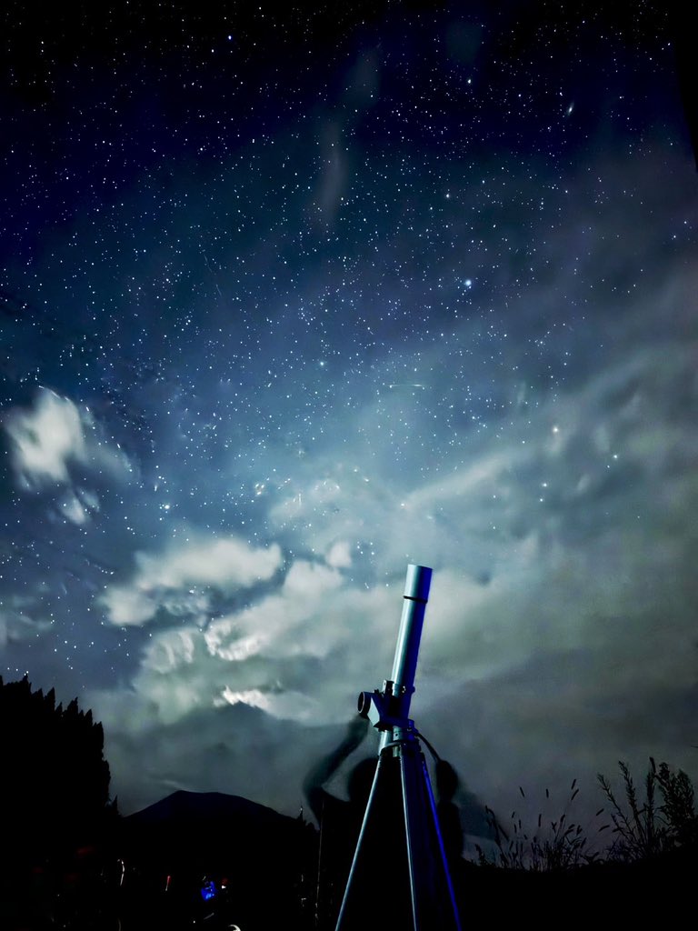 今夜は月食ということで、久しぶりに天体望遠鏡+スマホで撮影。
天気も良くて満月がくっきり見えて、
赤銅色に染まる月食までゆっくり観察できました。

赤い月は若干不安になる感じするけど
かっこよくて好き。

#月食2025