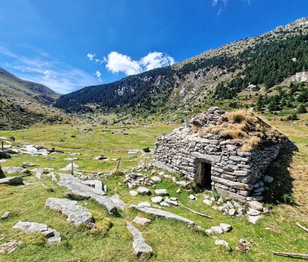 ricardrigall's tweet photo. La Barraca de la Coma del Tec. #comadeltec #pratsdemolló #vallespir #bicicleta #btt #mtb #estiu2025 https://t.co/2ylJ5O4QUt