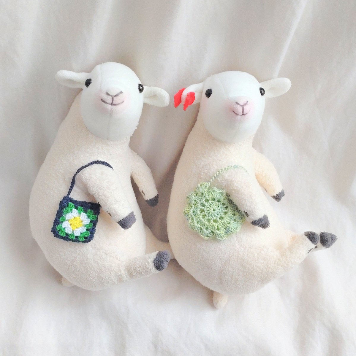 「モチーフいっぱいのバッグ可愛い！編むぜ！！」と思うのですが、いつも２枚くらい編むと飽きてしまうので、羊用にしました🧶
#羊の毛刈りぬいぐるみ
#モチーフ編み
#ミシン糸で編みました
#老眼がツライ