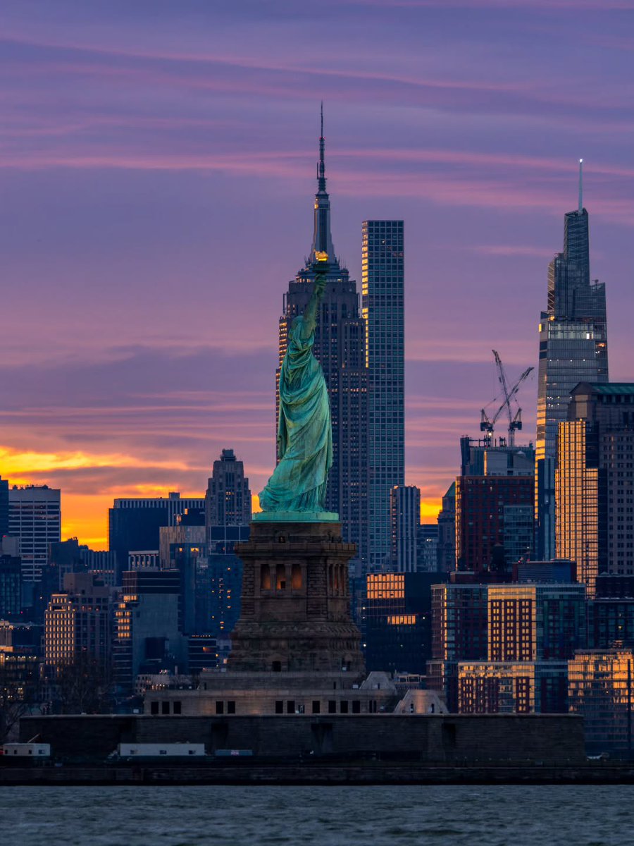 Sunday Sundown

📷: kingy27nyc/IG