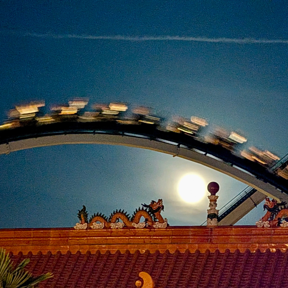 Ayer se realizó la última MoonRide Music Night y la última noche de verano en PortAventura 🌙