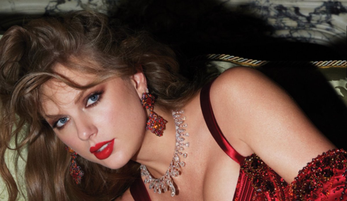 tswifterastour's tweet image. 🚨| Taylor Swift stuns in new poster for the Target edition of &apos;The Life of a Showgirl&apos;! #TSTheLifeofaShowgirl