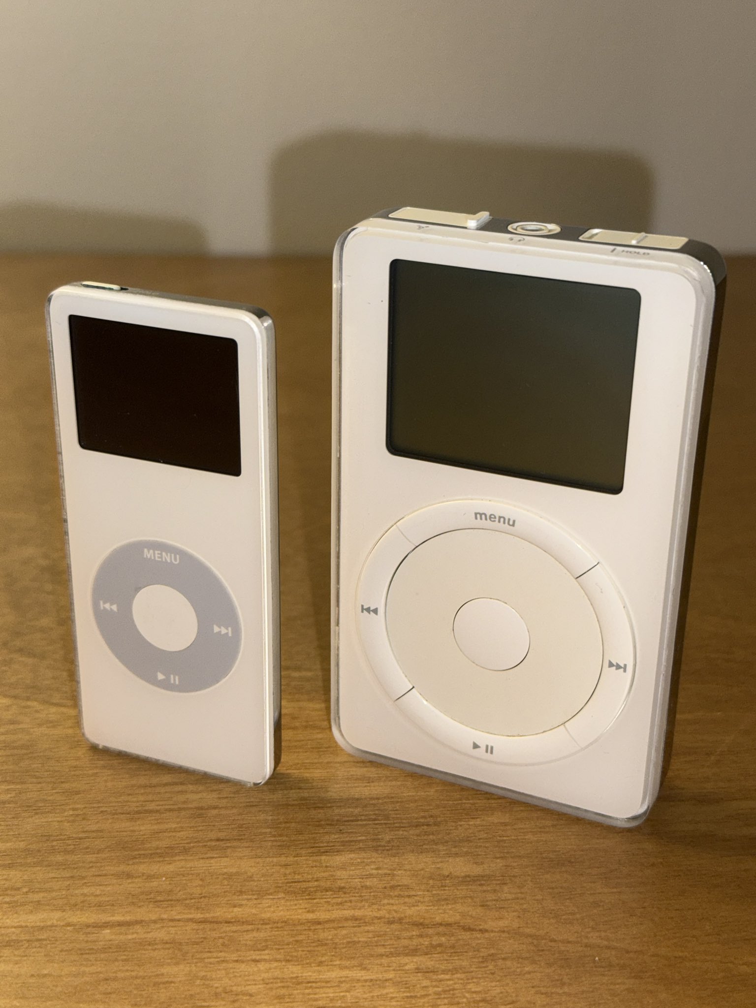 ★杉 iPod nano Pre-Owned Apple iPod Nano 4th Generation 8GB Silver + 1 Year