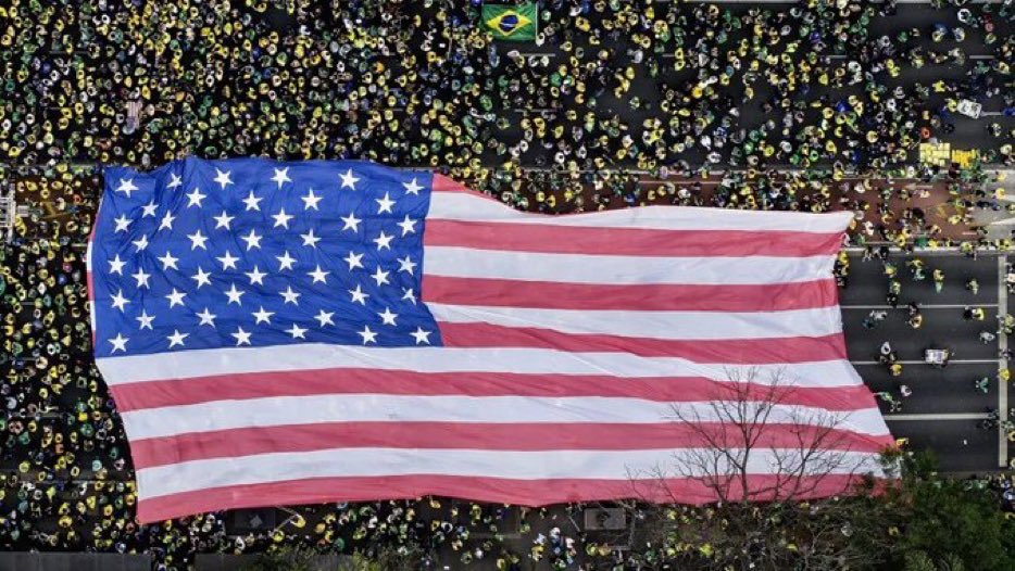rafacouto1988's tweet image. A esquerda está surtando com a foto da bandeira dos EUA na avenida paulista.

Se fosse da Coreia do Norte ou de Cuba, estariam aplaudindo e compartilhando.

Chupa, esquerda nojenta 😎🇧🇷
#BrasilComBolsonaro