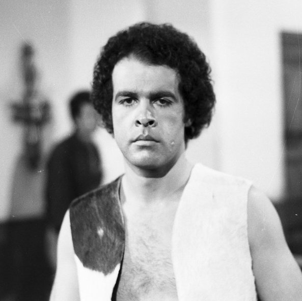 teledramaturgo's tweet photo. Na primeira versão, Osmar Prado foi quem interpretou Juba em #BichoDoMato de 1972. No remake quem fez o protagonista foi André Bankoff.
Na releitura que houve em 2006, nome do par protagonista foi mudado de Ruth para Cecília. Já a personagem Yara passou a se chamar Ruth. https://t.co/GI5uq8GNMx