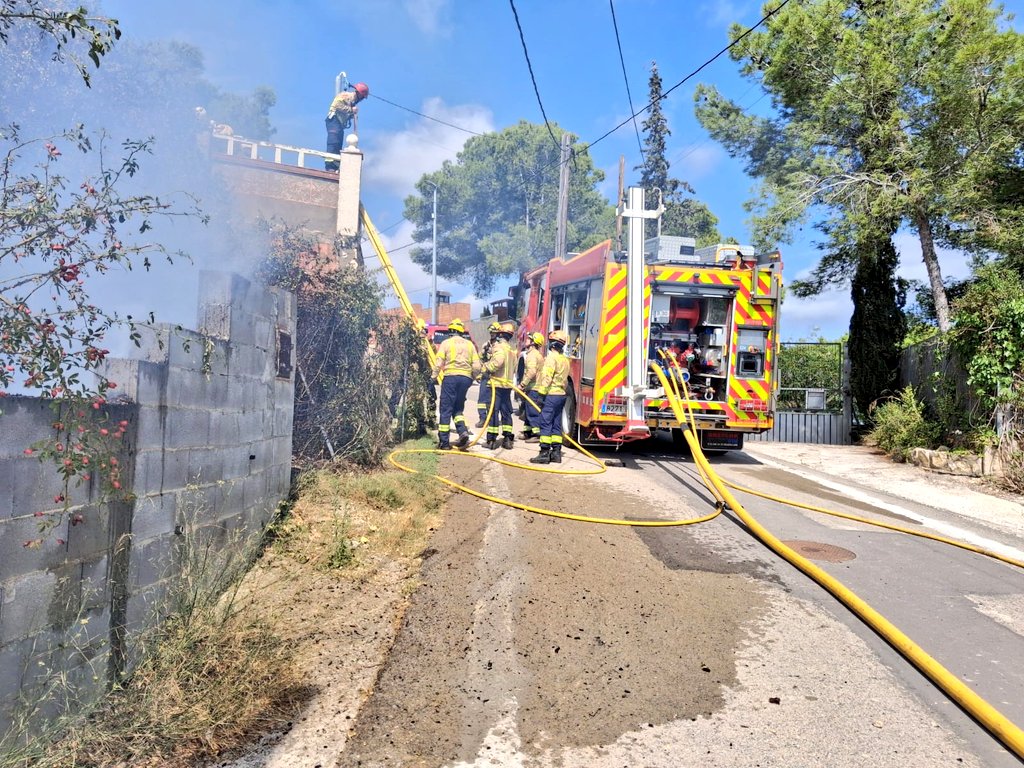 Durant la guàrdia d'avui hem realitzat 3 serveis:
-Foc de vegetació
-Obertura d'ascensor 
-Accident entre dos autobusos.
Hem treballat conjuntament amb <a href="/policiaSitges/">POLICIA DE SITGES</a> <a href="/AjSitges/">Ajuntament de Sitges</a>