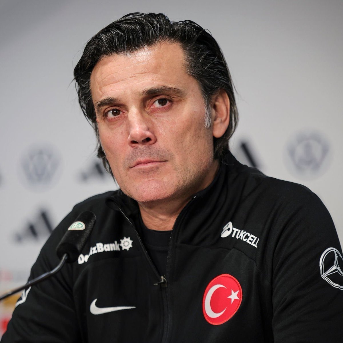 Erhan Alveroğlu (@erhanalverogluu) on Twitter photo Türkiye İspanya maç 6-0 bitti.
Maça tek kesici İsmail Yüksek’le çıkmasının bedelini ağır ödendi.
Avusturya’ya kaybedilen 6 - 1 sonrası ikinci ağır mağlubiyeti Vincenzo Montella’nın. 
Vincenzo Montella’nın karnesi;
🏟️ 25 Maç
✅ 13 Galibiyet
⛔️ 4 Beraberlik
❌ 8 Mağlubiyet Türkiye İspanya maç 6-0 bitti.
Maça tek kesici İsmail Yüksek’le çıkmasının bedelini ağır ödendi.
Avusturya’ya kaybedilen 6 - 1 sonrası ikinci ağır mağlubiyeti Vincenzo Montella’nın. 
Vincenzo Montella’nın karnesi;
🏟️ 25 Maç
✅ 13 Galibiyet
⛔️ 4 Beraberlik
❌ 8 Mağlubiyet