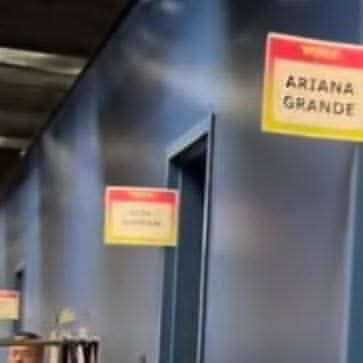 Dinahsvibe's tweet photo. El supuesto camerino de Fifth Harmony en los VMAs junto al de Ariana Grande ///// Yo intentando ver las letras para confirmar si es cierto https://t.co/qIo0ZG3h1y