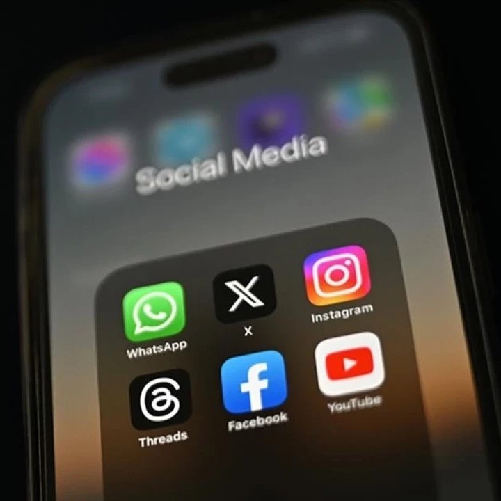 Türkiye genelinde sosyal medyaya erişim sorunu yaşanıyor. Sorun saat 23.30 civarında yaşanmaya başladı. 

Birçok kullanıcı, sosyal medya platformlarına giriş yapamıyor.

nefes.com.tr/sosyal-medyaya…