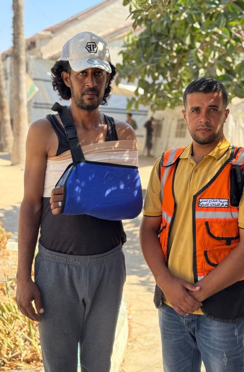 kym37913's tweet photo. "الشاب أحمد زياد الهواري" من حي الزيتون، استهدف الاحتلال البيت فوقه خرج من تحت الأنقاض بعد حصار دام ٢٣ يوماً مثقلاً بالغبار والجروح، لكنه حيّ،، كأنه رسالة مكتوبة بالدم والصبر https://t.co/WOh0Fwz9Mf