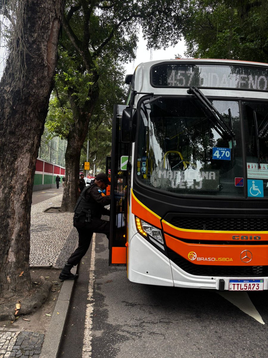 PMERJ's tweet photo. #PTOU, Policiamento Transportado em Ônibus Urbano, sendo realizado por equipes do #1CIPM, na Rua Pinheiro Machado, em frente ao muro do @FluminenseFC, Zona Sul. https://t.co/Go1Tvr2iLU