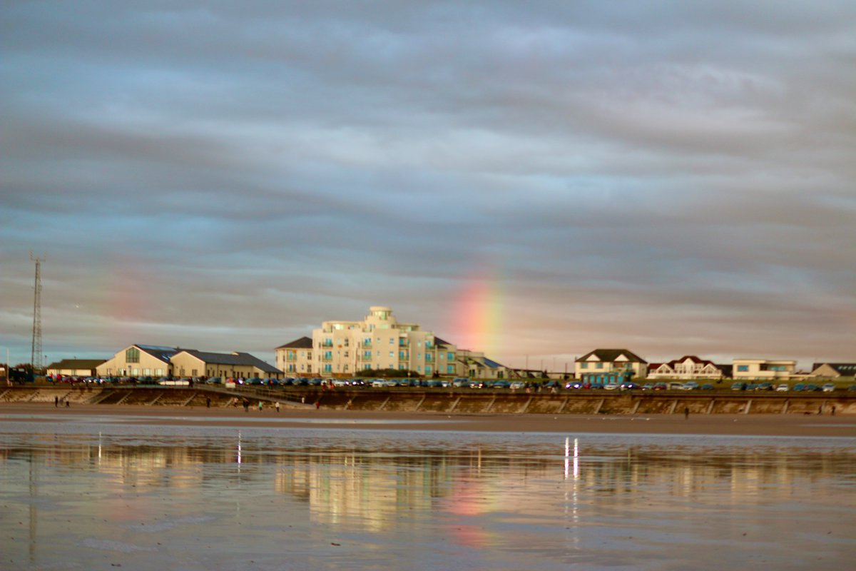 snapandgo222's tweet image. What a night, a photographers delight at a packed #Crosbybeach cold but amazing and packed #sunsets #rainbows #BloodMoon #weather @StormHour @crystalcruises #CrystalSerenity