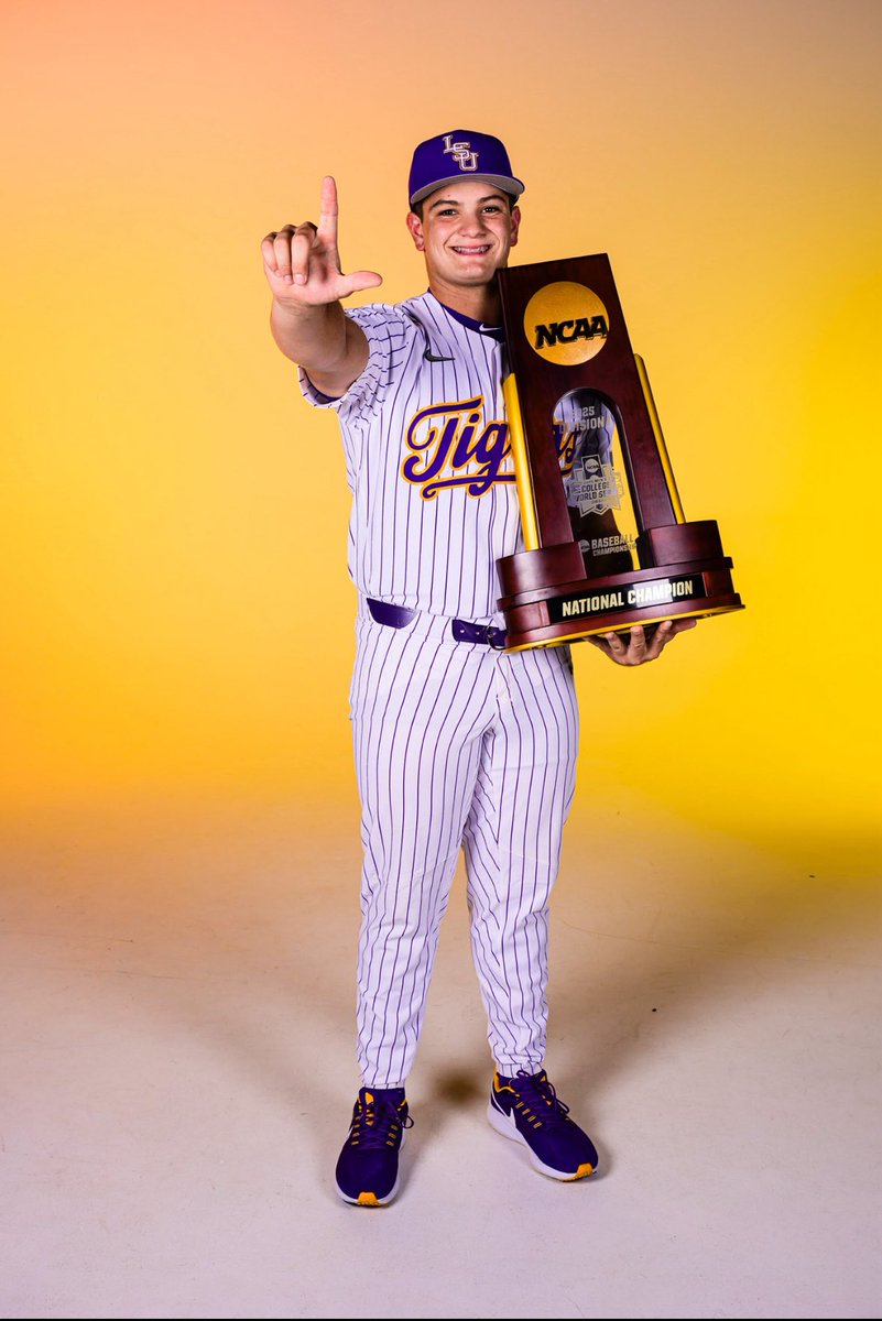 KoaRomero12's tweet image. I’m blessed and excited to announce my commitment to Louisiana State University (LSU)! 

Geaux Tigers! 💜💛

#Committed #LSU #GeauxTigers @Insidelsubsbl, @LSUCoachJ, @Jtsimpson44, @CoachJordan2, @lsucoachchief