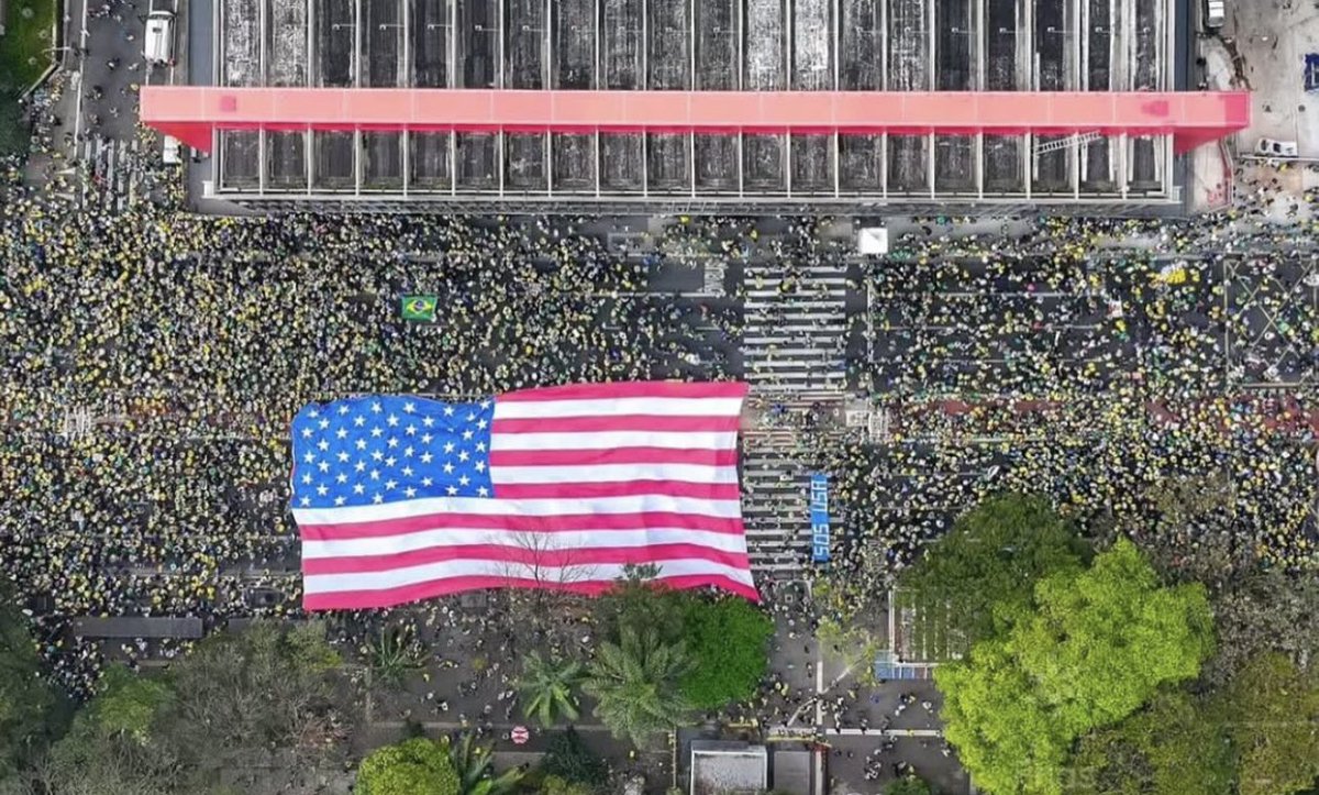 Bandeira de patriotas finalmente vira vermelha (e azul e branca)