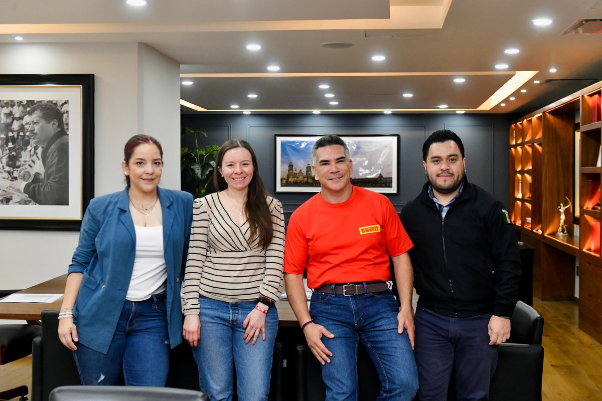 Con el equipo atendiendo los temas de la semana, revisando la agenda y preparando las acciones que seguiremos impulsando. 

En el PRI trabajamos todos los días, porque somos la voz firme del pueblo de México, que defiende a las familias y lucha por un país con rumbo y con