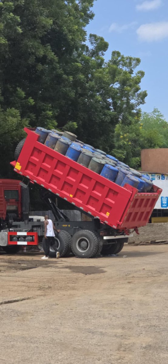 #ዜናመሠረት መንግስት የሚልከውን ነዳጅ በአካባቢው በሚመረት ወርቅ ቀይረው የሚቀበሉት ባለስልጣናት 

"የኮፖሬሽኑ አመራሮች ኮርፖሬሽኑ የመንግስት ተቋም እንደመሆኑ መጠን ድርጊቱን ተከታትሎ ማስቆም ሲገባው ከዚህ ፍፁም ተቃራኒ በሆነ ሁኔታ