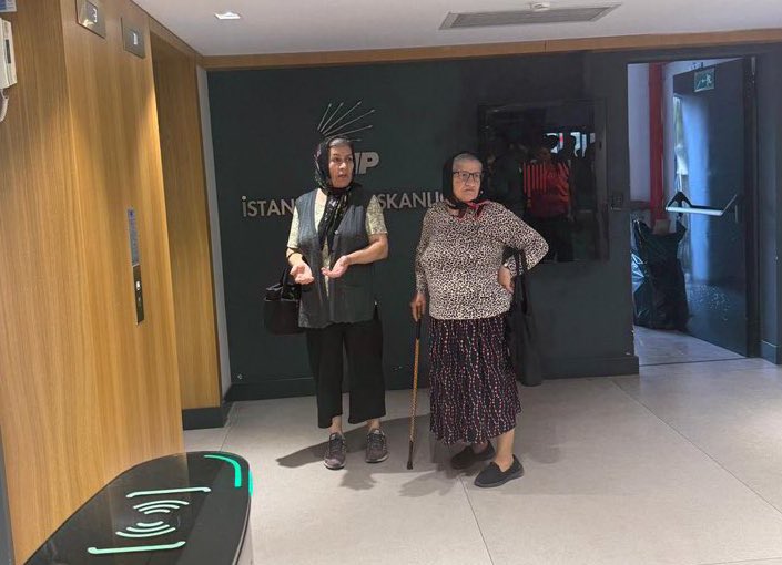 Kayyuma karşı demokrasiyi savunan teyzelerimiz, CHP İstanbul İl binasında.