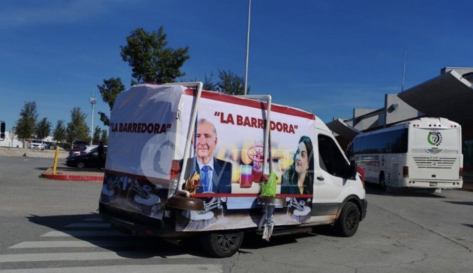 Reciben a Andrea Chávez (<a href="/AndreaChavezTre/">Andrea Chávez</a>) en su informe con esta camioneta donde la relacionan con <a href="/adan_augusto/">Adán Augusto López H</a> y “La Barredora”.

Muchos militantes de Morena están inconformes con la campaña ilegal de Andrea Chávez añ gobierno de Chihuahua.