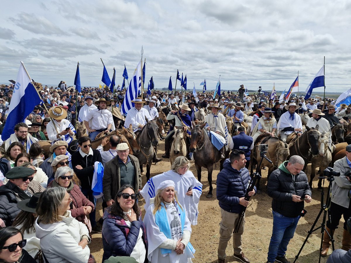 Partido Nacional (@pnacional) on Twitter photo El ex Presidente de la República <a href="/LuisLacallePou/">Luis Lacalle Pou</a> rindió homenaje a Aparicio Saravia en Masoller. 🔵⚪️ El ex Presidente de la República <a href="/LuisLacallePou/">Luis Lacalle Pou</a> rindió homenaje a Aparicio Saravia en Masoller. 🔵⚪️