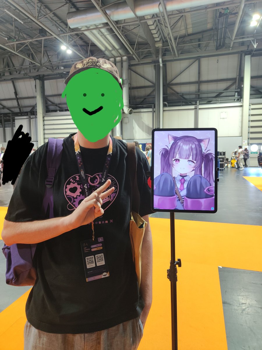 ShadowPear's tweet image. VeXpo Day 3: I MET @fallenshadow_YT!

I turn around to get jumpscared by someone who I've watched since her early videos; who has made an unspeakably positive impact on my life.

It was so nice to finally get to talk to her in person, she is very cool and not scary :)

#VeXpo2025
