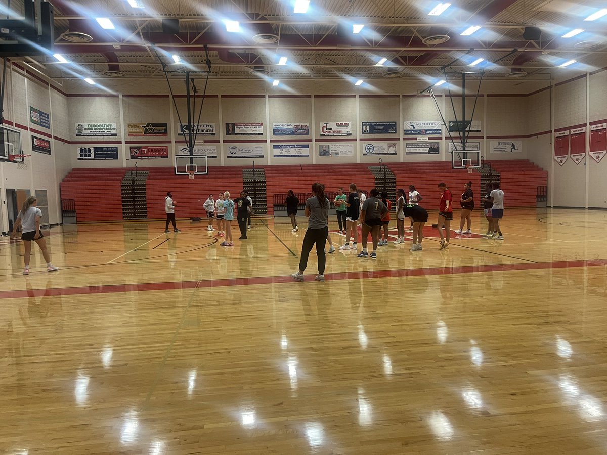 Girls from West Michigan Drive out here putting in the work today 💪🔥 Loving the energy and effort they’re bringing on the floor!