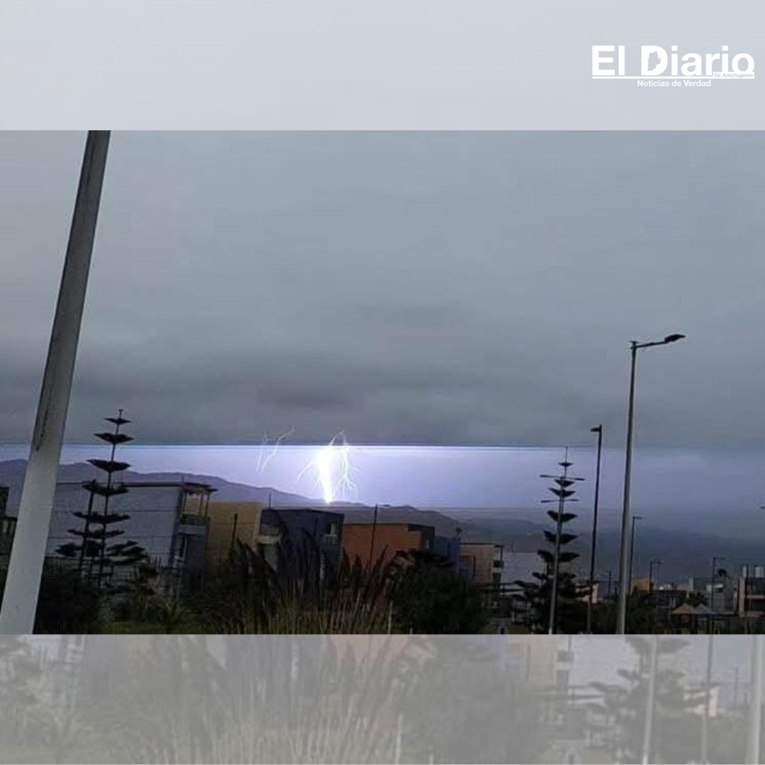 diarioafta's tweet photo. 🌩️ #AHORA | La imagen que dejaron los relámpagos en #Antofagasta
Este domingo varios truenos sorprendieron a la ciudad y dejaron esta postal en el cielo. https://t.co/AAaXFx6F5r