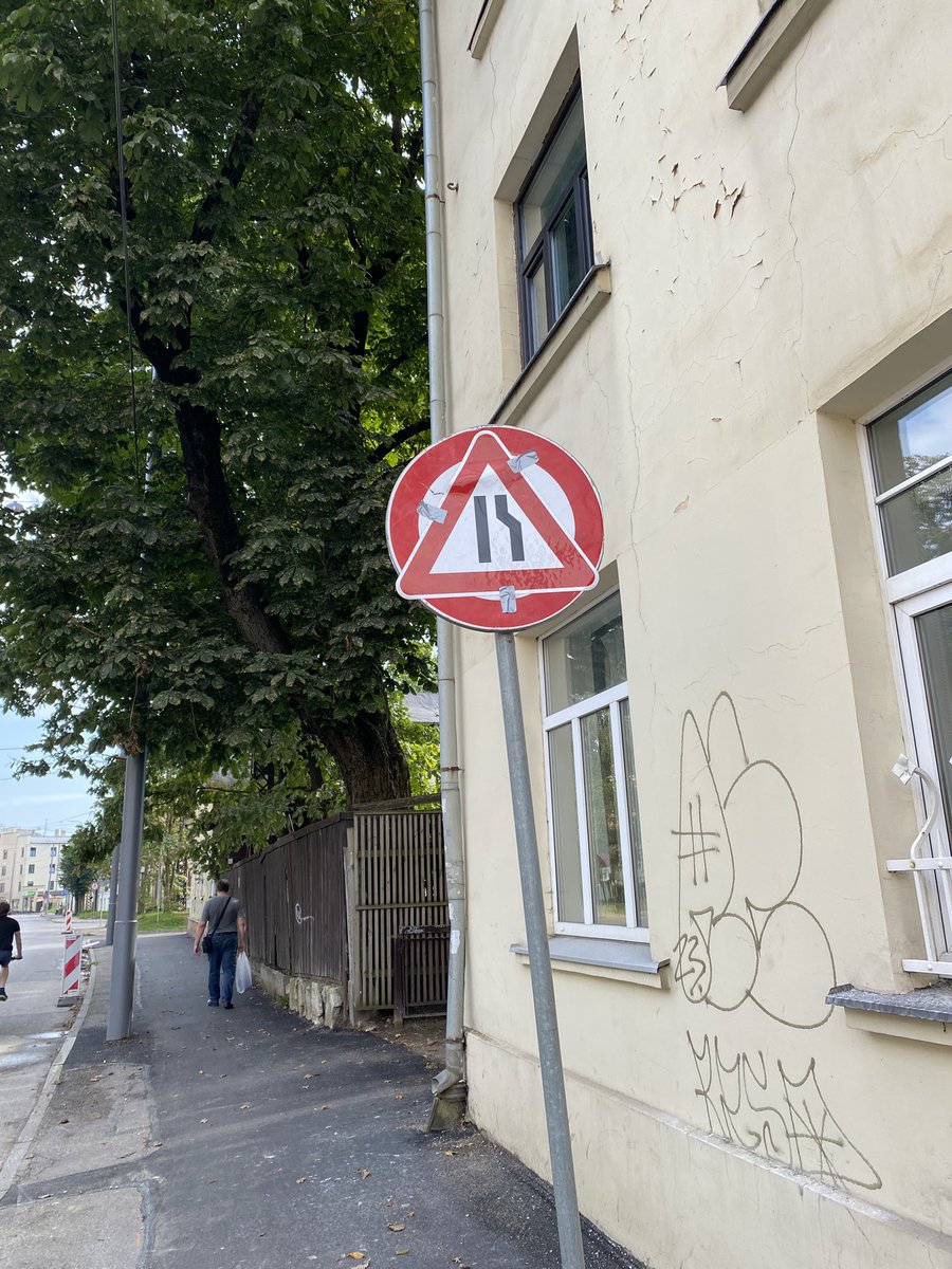 Huans10's tweet image. Gandzrīs pretī Slokas ielas 10 namam ir vērojama šāda zīme. Vai mēs esam tam gatavi?
#csdd #gatisirbītis #zebra #un_pārējie_kas_māk