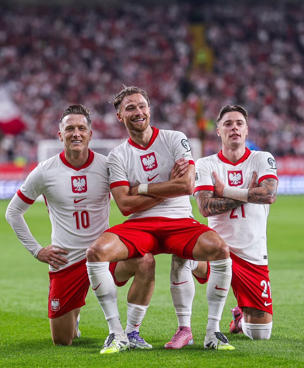 PiloxLP's tweet image. Studio pomeczowe, rozmowa o cieszynce ze zdjęcia:

Wichniarek: Ale byli pewni, że ktoś z nich strzeli gola.

Borek: Ktoś z nich strzelił gola. My jak byśmy mieli zrobić taką cieszynkę we czterech, to strzeliłoby coś w nodze.

Wichniarek: I Twoje spodnie w kroku!

🤣 #POLFIN