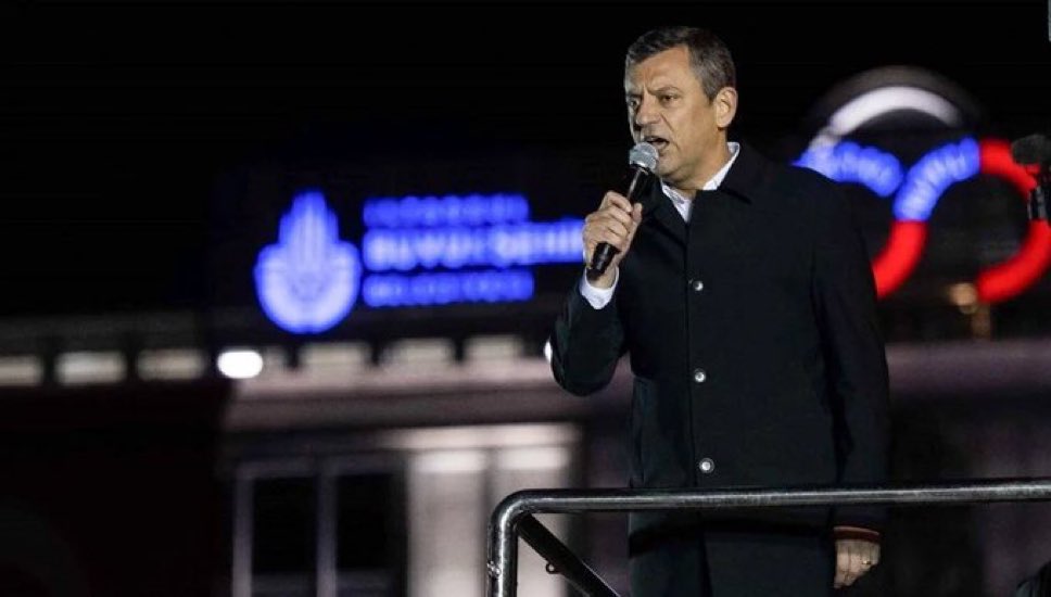 Özgür Özel:

“Sn. İçişleri Bakanı,

Ne ben ne partimden bir başka yönetici, insanları sokağa, şiddete davet etmiyor.

İl Başkanlığı, CHP’lilerin baba evidir, evimizi ablukaya almak haneye tecavüzdür.

Ben kimsenin burnu kanamasın diye üstüme düşeni yapıyorum, siz de yapın.”