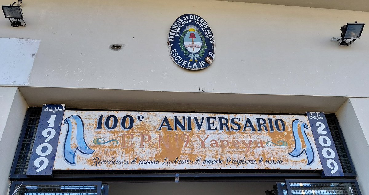 HugoMettino's tweet photo. Hoy vote en la EP Nro 19, ellos no pudieron hacerlo.
Por eso voté por memoria, verdad y justicia. Ante este Gobierno negacionista tengamos presente el cartel de entrada al establecimiento "Recordemos el pasado, analicemos el presente, proyectemos el futuro"
#NuncaMás https://t.co/FsX29htSA4