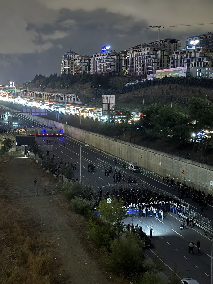 Ülke sınırlarını da keşke böyle korusaydınız. CHP'lileri CHP binasına sokmuyorlar olaya bak ya... #CHPTeslimAlınamaz