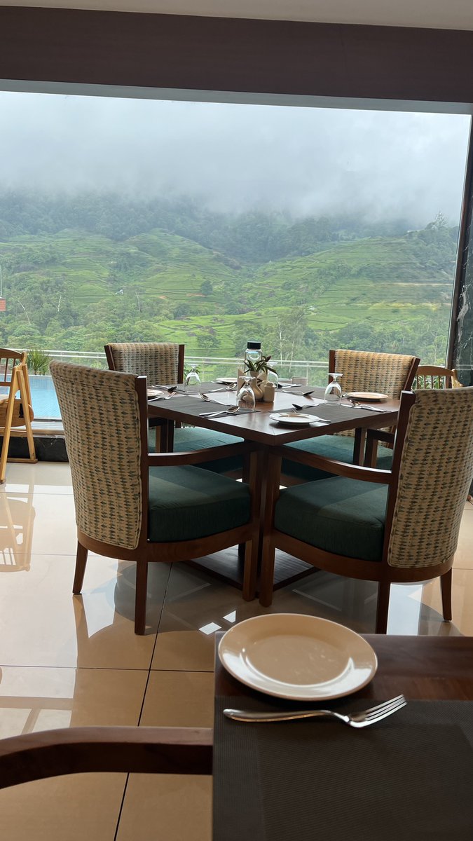 مونار التي تقع في ولاية كيرلا الهندية
تتميز بالطبيعة الخلابة والأراضي الخضراء 
وتتميز أيضا بمزارع الشاي التي تشتهر فيها والشلالات والغابات الكثيفة ويوجد فيها أعلى قمة في جنوب الهند أنامودي والتي ترتفع لأكثر من 2695 متر 
تستحق مونار الزيارة فهي مكان هادي وطبيعة لاتوصف  .