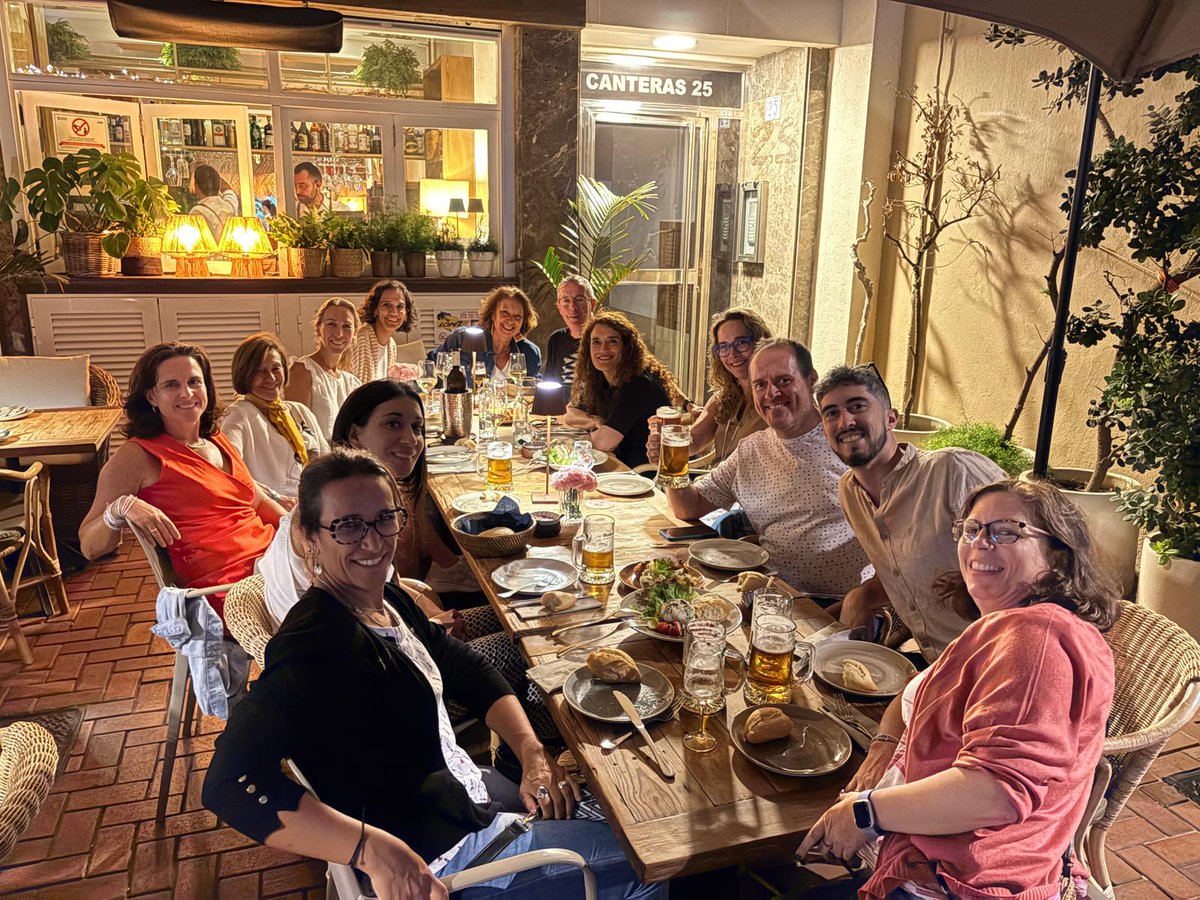 VValcarcelH's tweet photo. Por último y no menos importante. Al equipazo de @Mujer_SENC. Tras 4 años de trabajo es genial ver como este da frutos, del 11F al código de conducta y, sin duda, el eventazo del viernes. Pero el auténtico premio es trabajar con un equipo tan comprometido. Gracias, de corazón. https://t.co/7N6EeN73pC