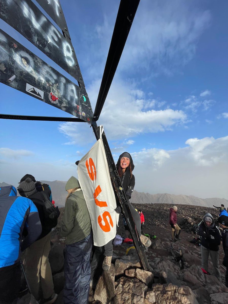 Cristina Hermoso, enfermera de rescate de SVS, ha alcanzado la cima del monte #Toubkal (4 167 m) 🏔️ portando con orgullo nuestra bandera 🚩

También formó parte del dispositivo de seguridad del programa La Isla en <a href="/laSextaTV/">laSexta</a> (en Panamá) 🛟📺

#SVS #GRM #Rescate #Emergencias
