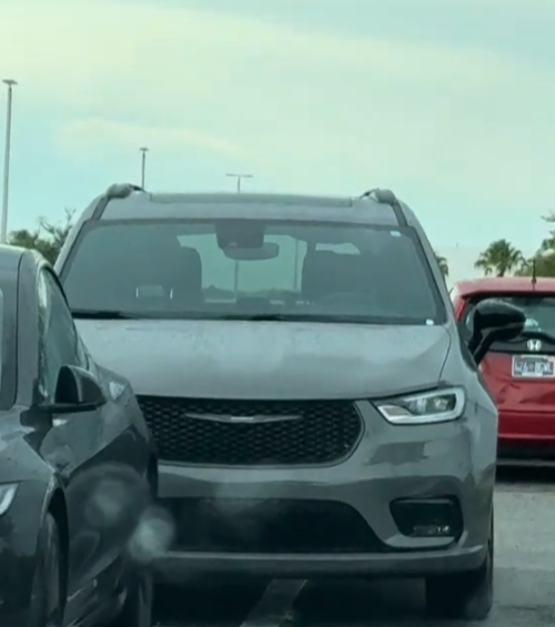 JenniferDoesYT's tweet photo. Sadly some people cannot park right. https://t.co/3h3iKLdgtx