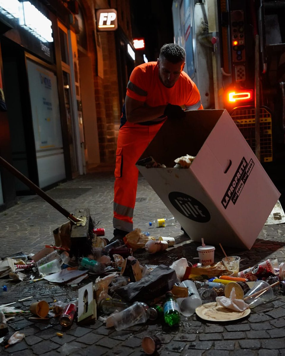 👏👏 Merci aux équipes de la Métropole et ses prestataires mobilisées, en ce moment même, afin de collecter les déchets produits pendant la Braderie de Lille.
🌙 La collecte va se poursuivre une partie de la nuit. Merci ! 🙏
📸Mathieu Dréan