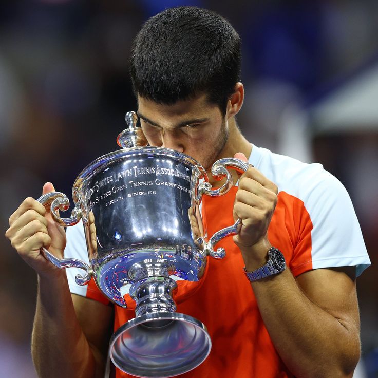 El nuevo dueño del tenis mundial tiene nombre y apellido: CARLOS ALCARAZ 🇪🇸, de apenas 22 años.

Ganó el US Open, su 6to Grand Slam y le arrebató el n°1 a Sinner

Historia pura 🎾🔝