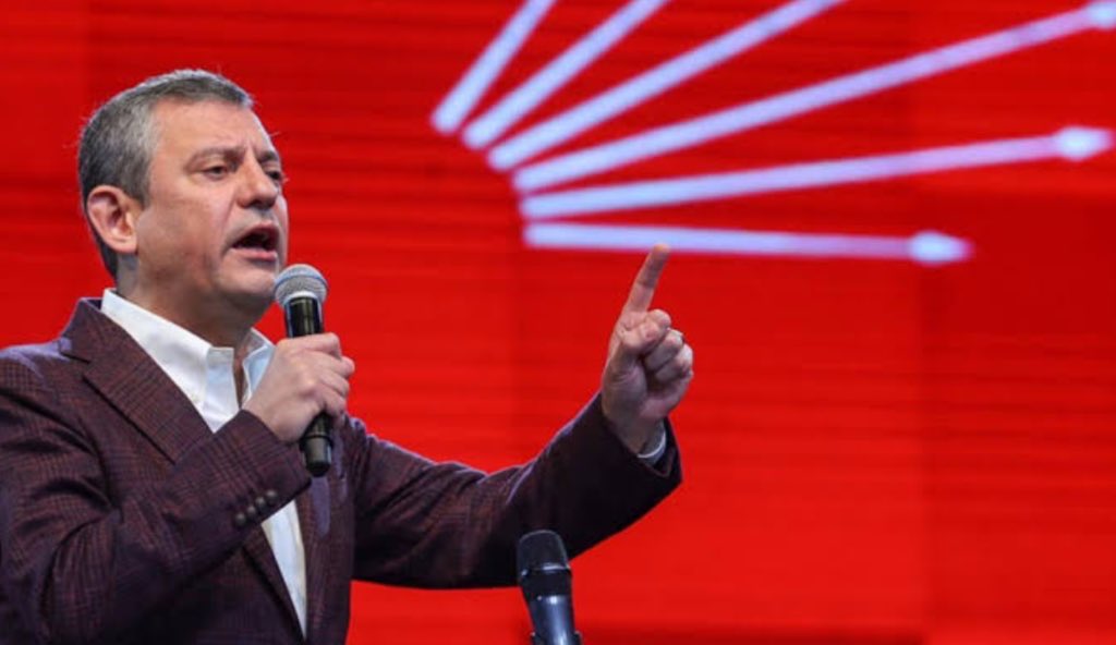Özgür Özel'den Ali Yerlikaya'ya: 

"Ne ben ne partimden bir başka yönetici, insanları sokağa, şiddete davet etmiyor. 

Partimizin üyelerini kendi binasına almayan, insanları sokakta bırakan, böyle yaparak bir güvenlik sorunu yaratan, kanunsuz emirle devletin polisini vatandaşla