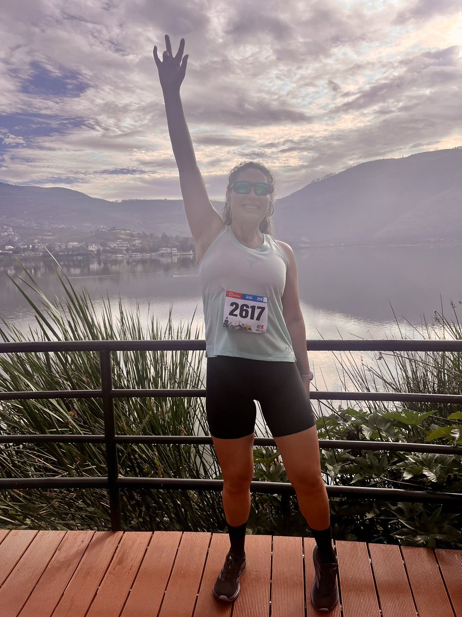 Para mí, esta carrera tuvo un propósito: observarme, meditar mucho 🧘‍♀️ y descubrir quién soy cuando corro por más de dos horas. Ser curiosa con mi respiración y aceptar con altura el dolor.

¡Salud, runners! 🏃‍♀️✨ Me explotan los pies 😂, pero nadie nos quita lo corrido. 💪
21km ✅
