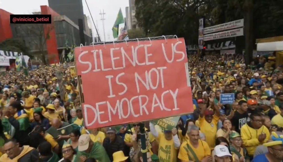 Enquanto o "moderado" TRAIDOR DA PÁTRIA BERRA asneiras num microfone ecoando para todos ouvirem, olha o que aparece no cartaz.

"Nos silenciar não é democracia"

Essa gente precisa de uma intervenção psiquiátrica.
Estão completamente desequilibrados.🙃