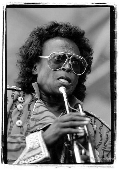 Fin.
Descompresión. 
Gin tonic. 
Miles Davis. 

Bona nit.