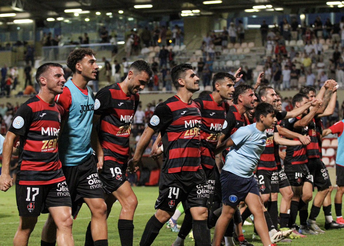 ReusFCR's tweet image. Gràcies, gràcies i gràcies, roig-i-negres! ❤️🖤

🤩 Brutal l’ambientàs que hem viscut aquesta tarda a l’Estadi Municipal!