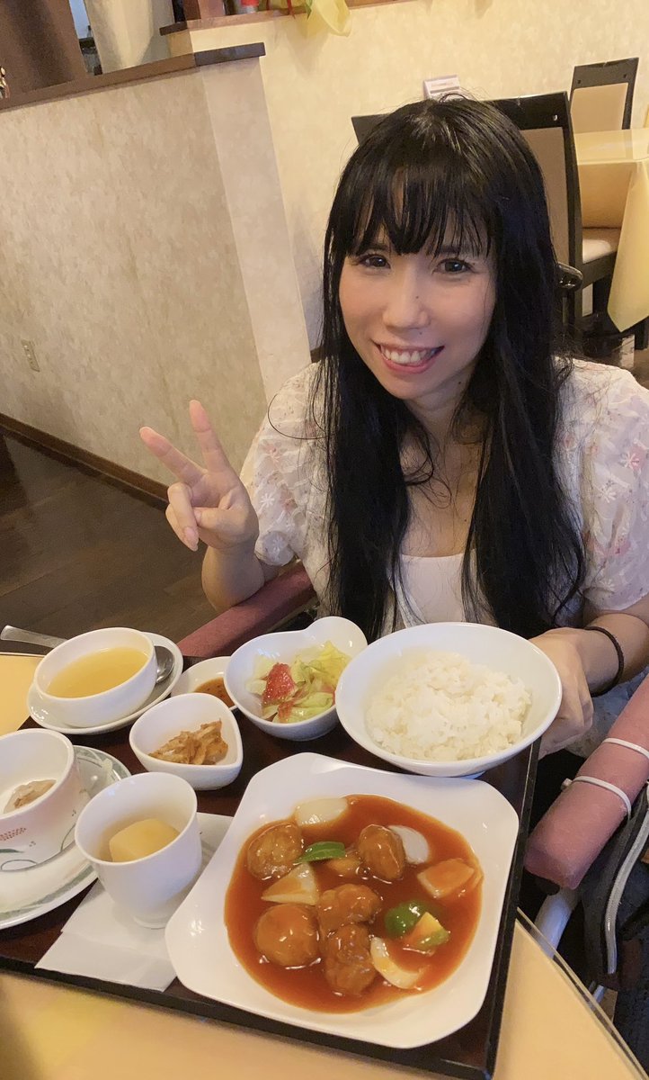 おはようございます。
線状降水帯の1番ひどい時に病院で。ずぶ濡れで中華をたべました。

酢豚ランチを食べました。
　
パイナップルは入ってませんでした 笑

メイン、サラダ、スープ、シュウマイ、小エビ、デザートの桃のコンポートがついて1500円でした。安いですよね。

美味しくいただいて。