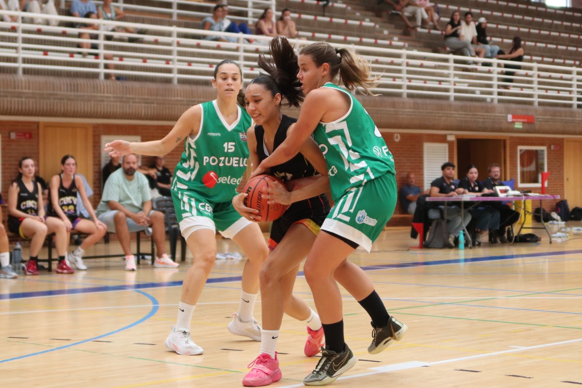CBCOLMENAR's tweet photo. 💜🔥 El Nacional Femenino abrió la temporada en Copa VIPS.

📊 @cbpozuelo 55–37 C.B. Colmenar Viejo

Buenas sensaciones pese a la derrota, apretando hasta el final.

⭐ Archilla debutó con 14 pts y las 11 jugadoras sumaron. ¡Esto acaba de empezar! 💥

#ColmeWin 💜 https://t.co/3f50ZDUysU