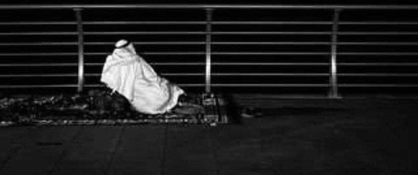 عن المجتمع قمت اتشطر وقمت اغيب 
بعيداً عن الضوضاء واحب اجلس لحالي

في عزلتي بظل لين الجروح تطيب 
و معذور لو يمناي ما تامن شمالي

غداة الثقات من اقرب الناس شك 
ولا عاد جات الموجعه كون من غالي

 يزارقني بخبث وانا ازارقه بالطيب
وادور الراحه وهو يدور غثى بالي .