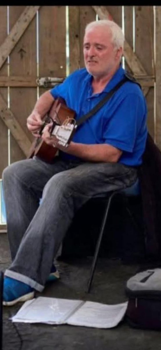 Everyone at Malachians is very sad to hear of the untimely death of former player Joe Magee. Equally at home singing and playing guitar as he was on the pitch. Our thoughts and prayers are with his family. Ar dheis Dé go raibh a anam. 🙏💔☘️