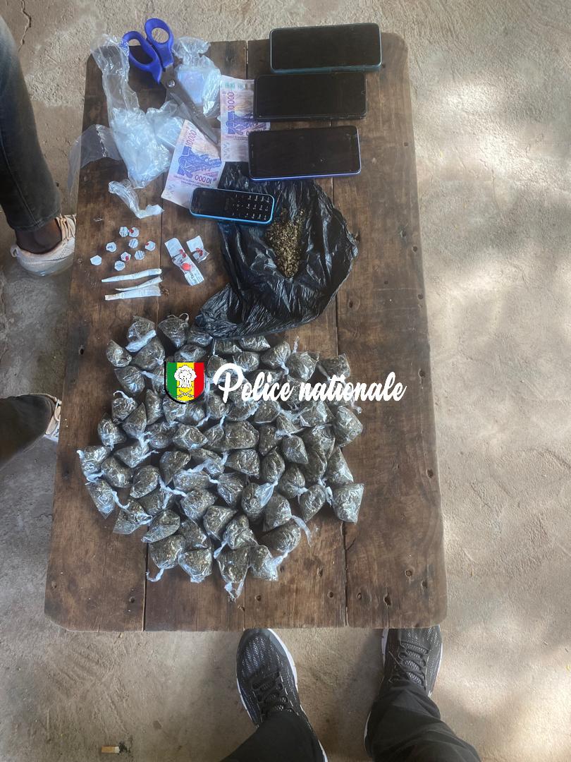 PoliceNationSN's tweet image. #Kédougou : Coup de filet anti-drogue à Bantaco ! 🚨

La Brigade des Stups a interpellé 3 individus et saisi du chanvre indien, du Tramadol, une moto et de l'argent.
L'enquête est en cours.
#Stups #Senegal #Kebetu #Proteger